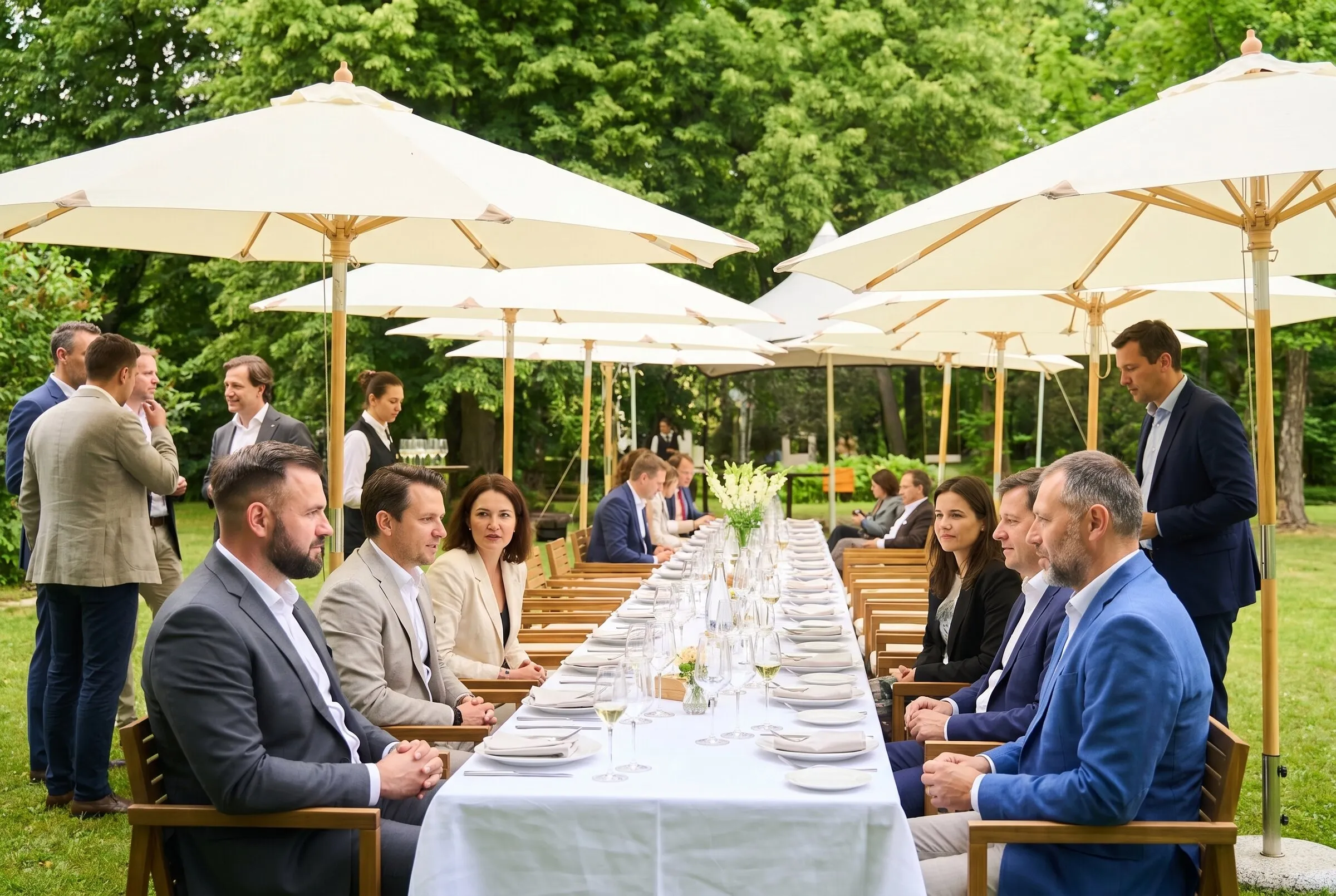 Lunch biznesowy w cichym narożniku ogrodu ÉTÉ