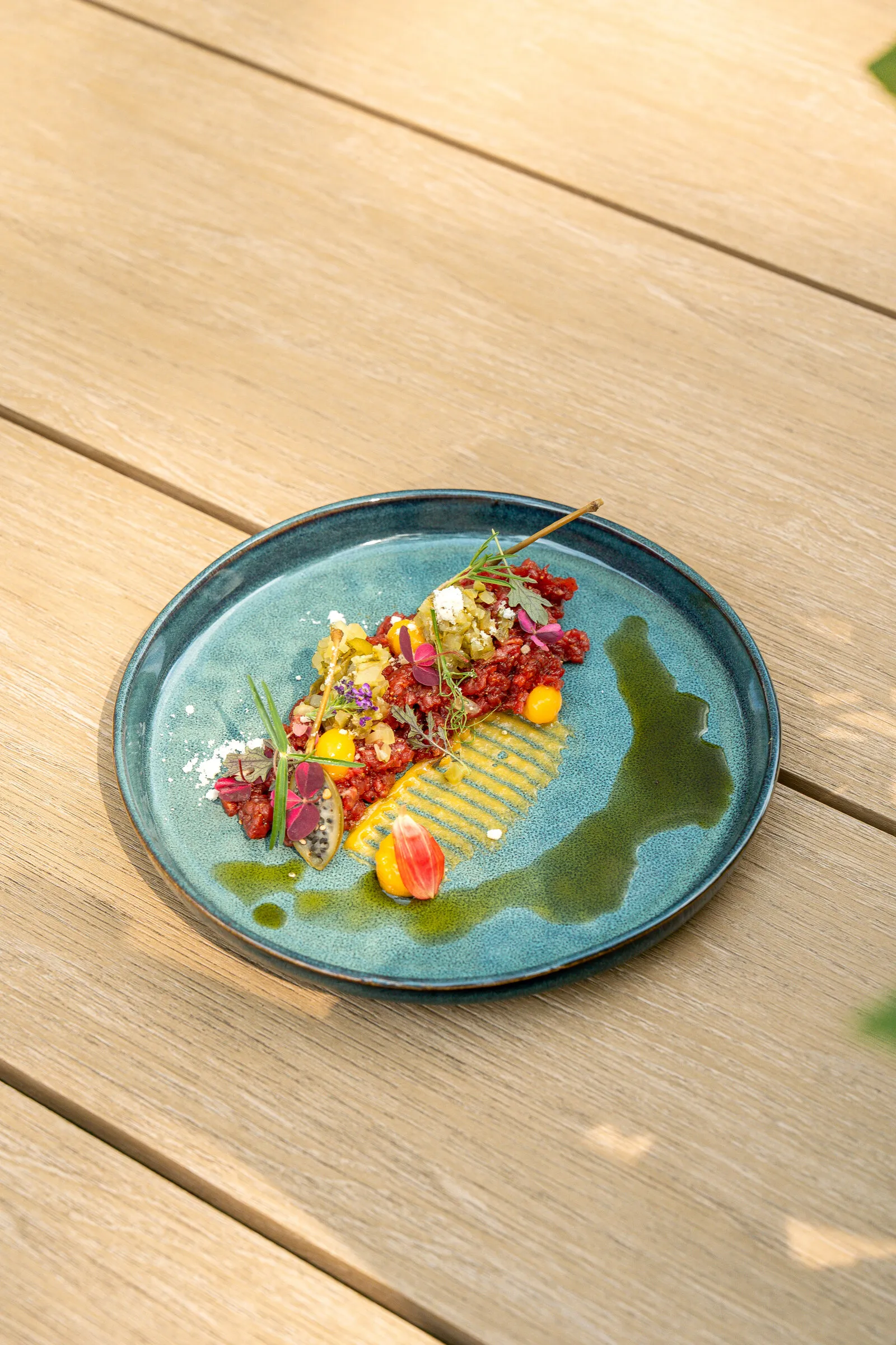 Beef tenderloin tartare served in the ÉTÉ garden